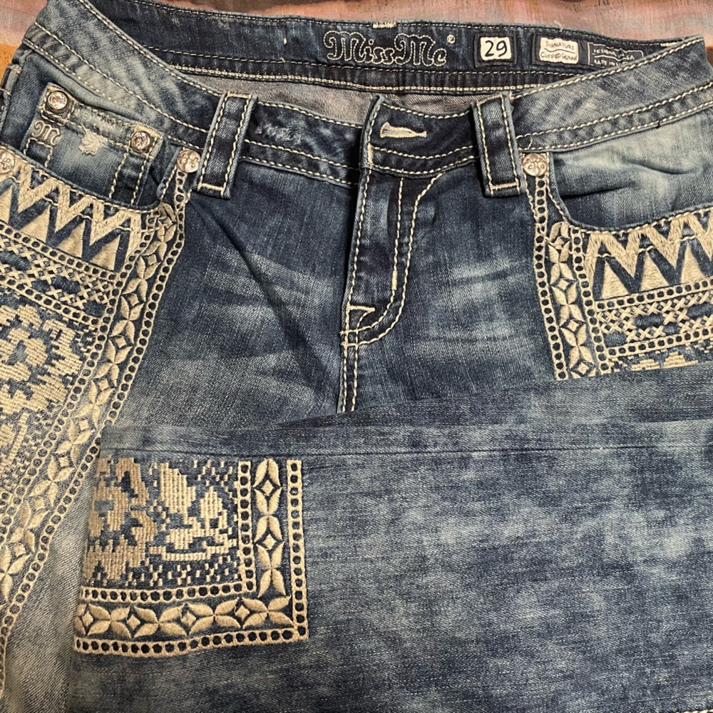 Miss Me Skinny Signature Cuffed Acid Wash Embroidered Jeans Size 29 - like new